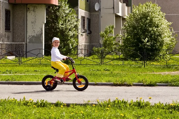 A menina em uma bicicleta Fotos De Bancos De Imagens Sem Royalties