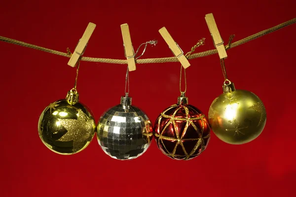 Vánoční koule na clothespins — Stock fotografie