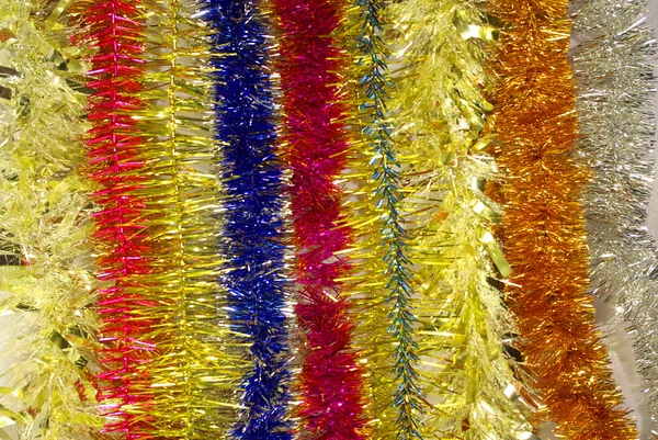 Новогодняя разноцветная мишура — стоковое фото