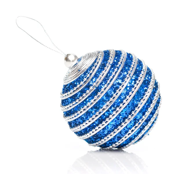 Синій різдвяний м'яч ізольований на білому — стокове фото