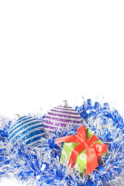 Weihnachtskugeln mit Dekoration lizenzfreie Stockfotos