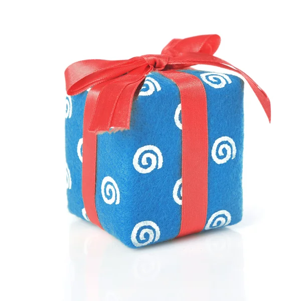 Blauwe cadeau met rood lint — Stockfoto