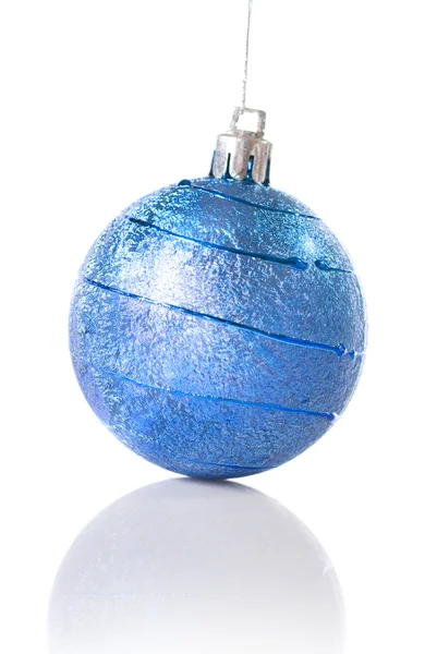 白で隔離される青いクリスマス ボール — ストック写真