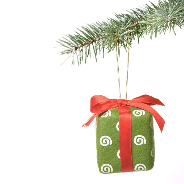 De gift van Kerstmis op fir tree — Stockfoto