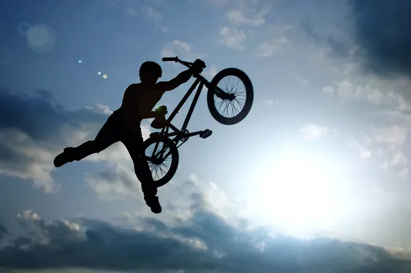 Silhouette di ragazzo con bicicletta — Foto Stock