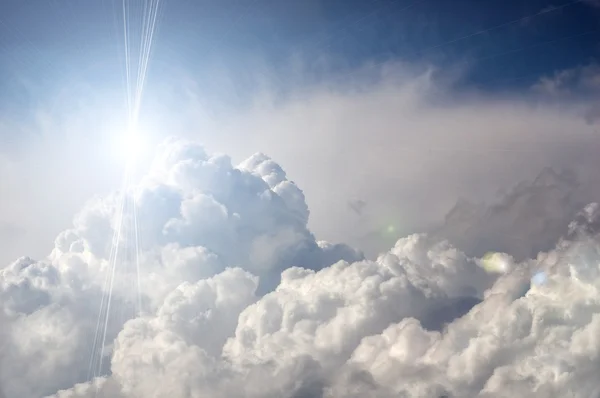 Drammatiche nuvole di tempesta con sole — Foto Stock