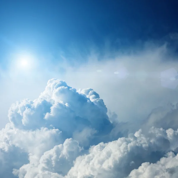 Dramatische Gewitterwolken mit Sonne — Stockfoto