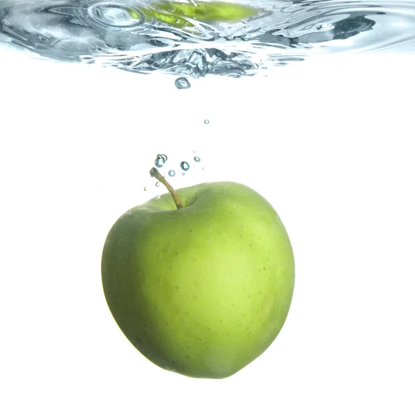 Зеленое яблоко упало в воду — стоковое фото