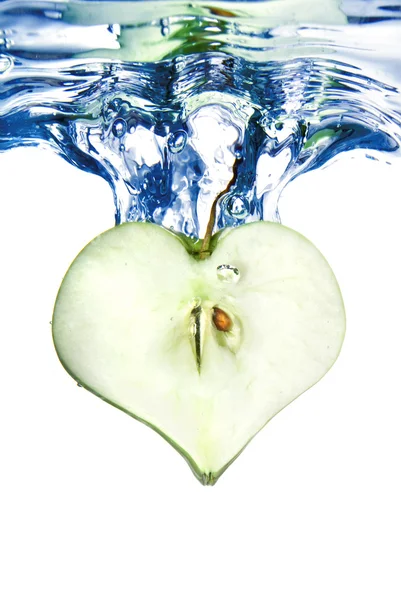 Сердце из зеленого яблока в воде — стоковое фото