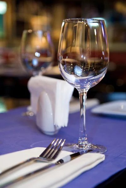 Wineglass εξυπηρετούνται τραπέζι στο εστιατόριο — Φωτογραφία Αρχείου