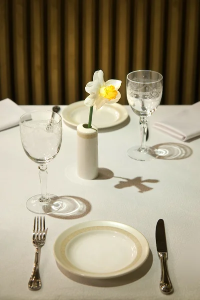 Mesa servida en restaurante con flor — Foto de Stock