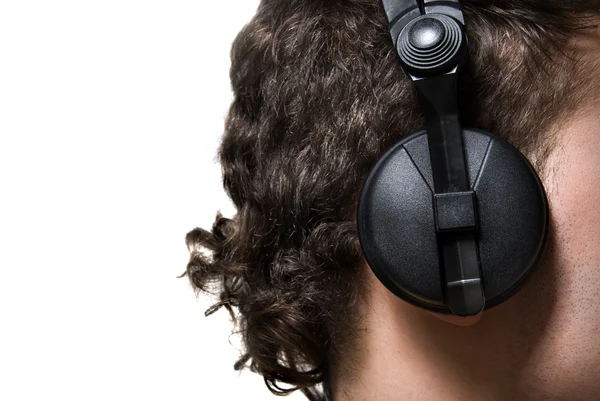Mann mit Kopfhörer hört Musik — Stockfoto