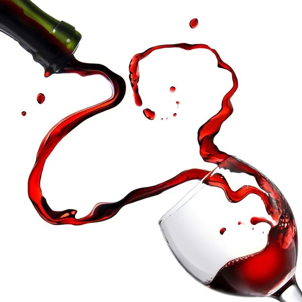 Corazón de verter vino tinto en copa — Foto de Stock