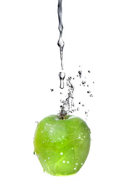 Zelené jablko a voda — Stock fotografie