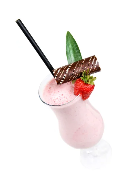 Milkshake aux fraises isolé sur blanc — Photo