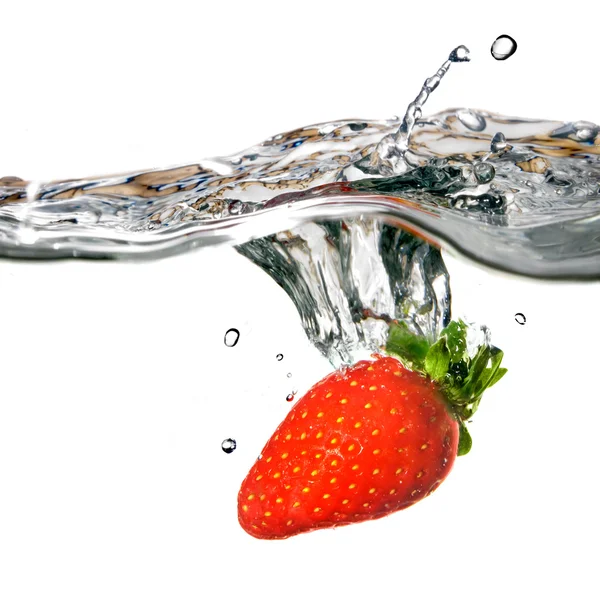 Verse aardbeien gedaald in water — Stockfoto