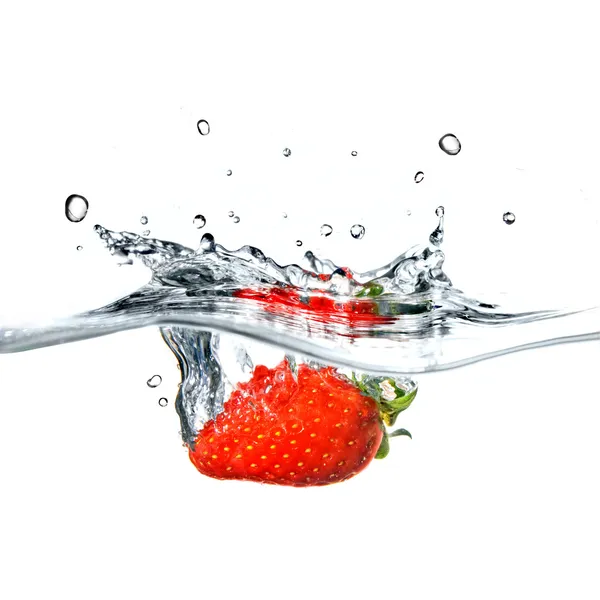 Färska jordgubbar föll i vattnet — Stockfoto
