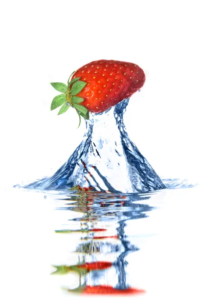 Fresh strawberry dropped into water — Stock Photo, Image