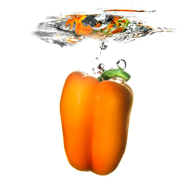Yellow pepper dropped into water — Stockfoto