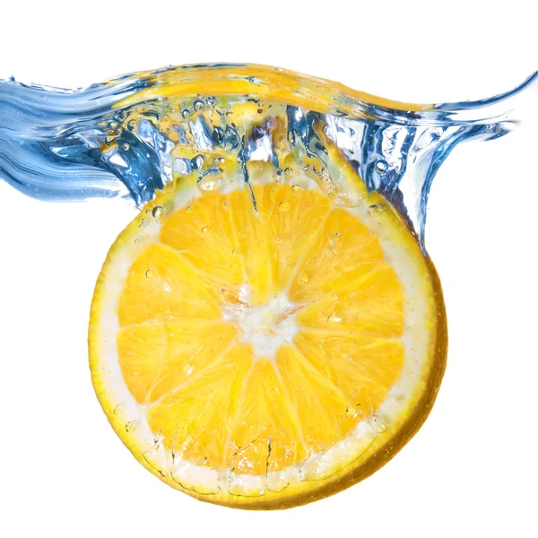 Verse citroen gedropt in water — Stockfoto