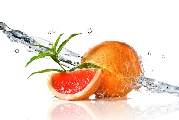 Water splash on grapefruit with mint — Stock Photo, Image