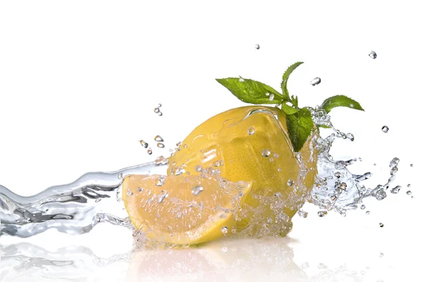 Wasserspritzer auf Zitrone mit Minze — Stockfoto