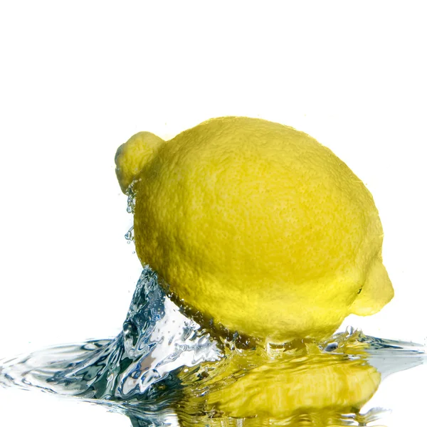 Limón fresco arrojado al agua —  Fotos de Stock