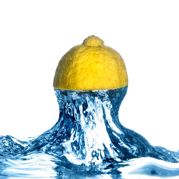 Limão fresco caiu na água — Fotografia de Stock
