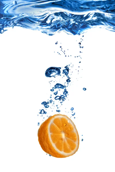 Frische Orange ins Wasser gefallen — Stockfoto