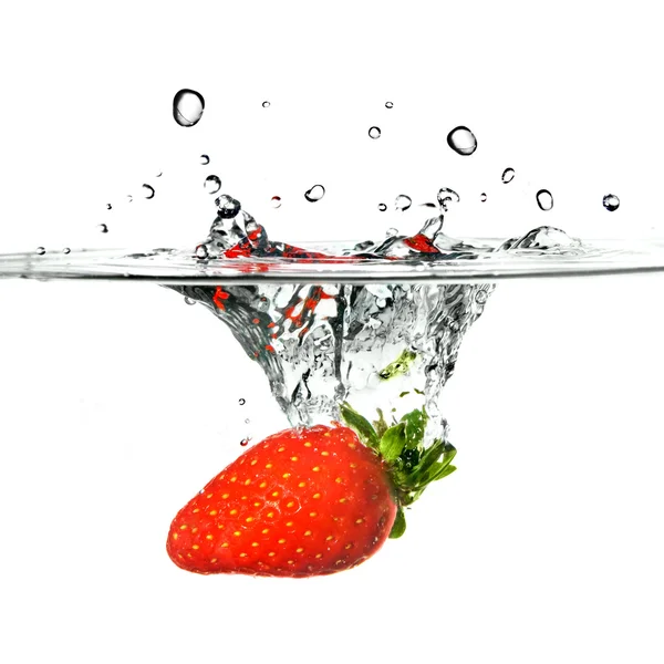 Strawberry dropped into water — Stock Photo, Image