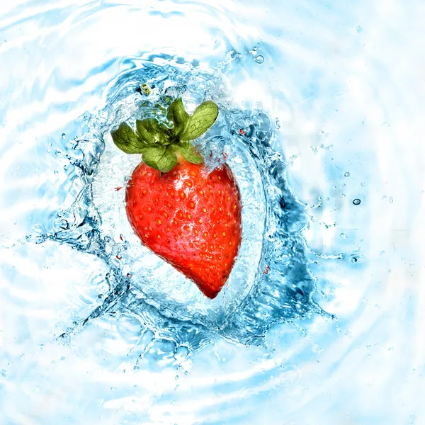 Corazón de fresa en agua —  Fotos de Stock