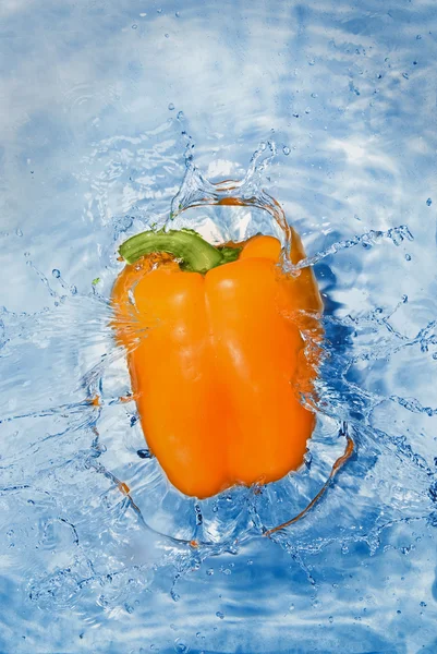 Yellow pepper dropped into water — Stock Photo, Image