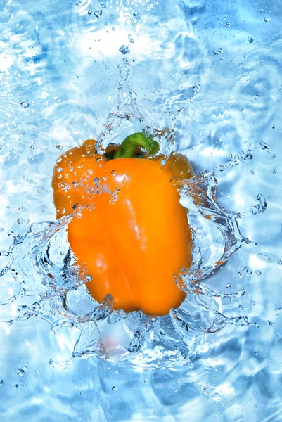 Žlutá paprika, spadl do vody — Stock fotografie