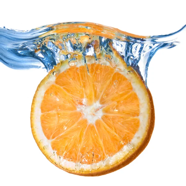 Fris oranje gedaald in water — Stockfoto