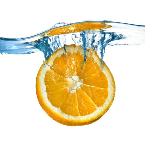 Fris oranje gedaald in water — Stockfoto