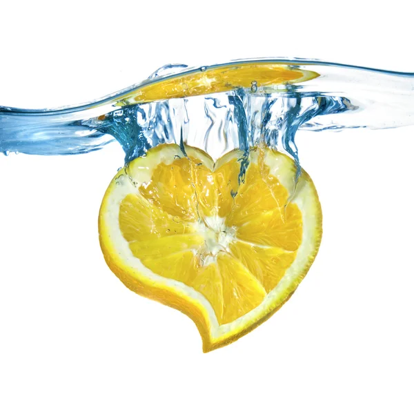 Hart van de citroen gedaald in water — Stockfoto