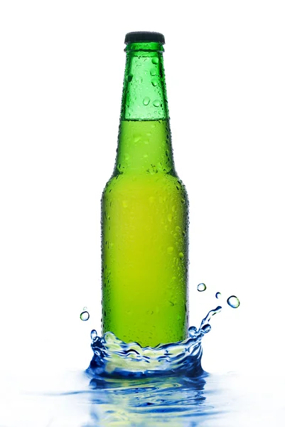 Bottiglia di birra verde con gocce d'acqua — Foto Stock
