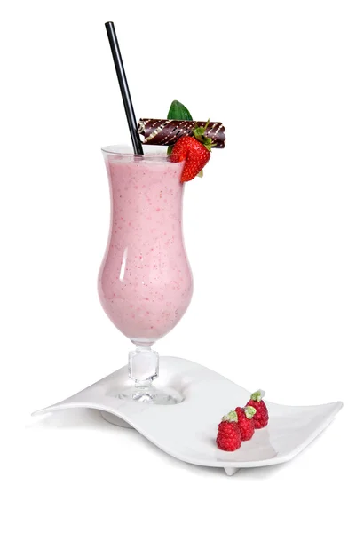 Çilekli milkshake üzerinde beyaz izole — Stok fotoğraf