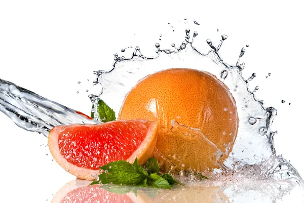 Брызги воды на грейпфруте с мятой i — стоковое фото
