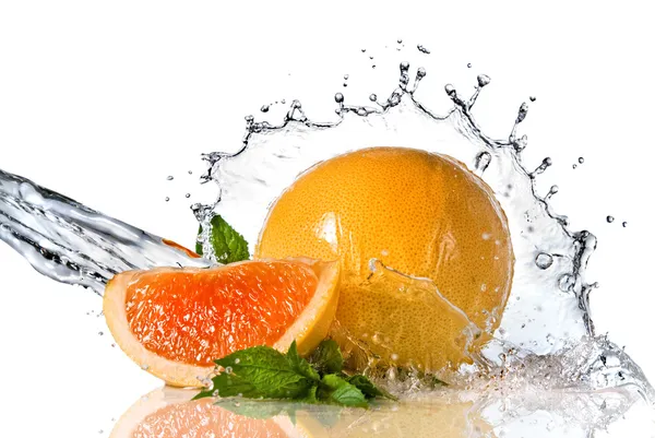 Salpicadura de agua en naranja con menta —  Fotos de Stock