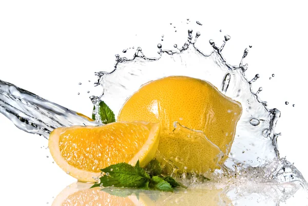 Water splash on lemon with mint — Stock Photo, Image