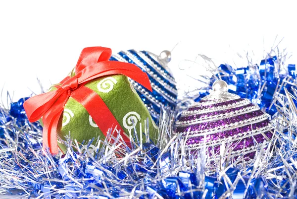 Kerstballen met en gift — Stockfoto