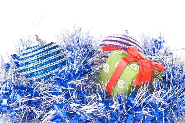 Vánoční koule s a dárek — Stock fotografie