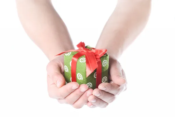 Hände halten Geschenk — Stockfoto