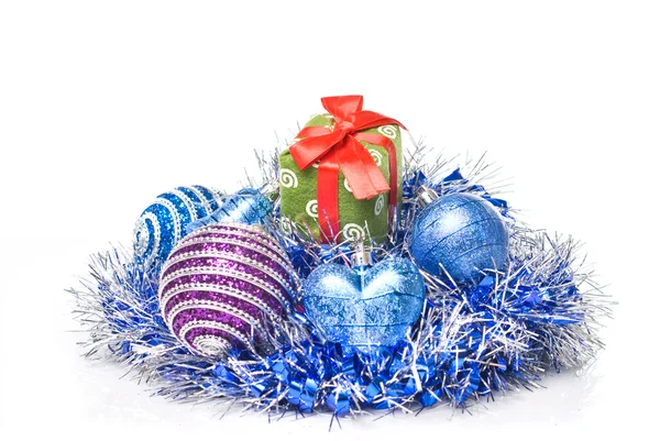 Noel topları ile ve hediye — Stok fotoğraf