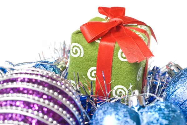 Weihnachtskugeln mit und Geschenk — Stockfoto