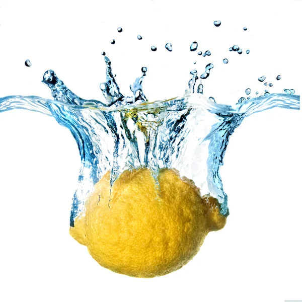 Limón fresco arrojado al agua — Foto de Stock