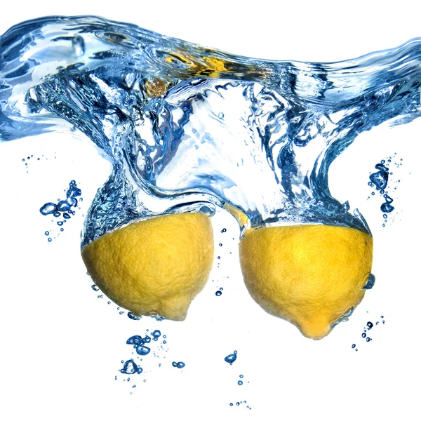 Limón fresco arrojado al agua — Foto de Stock