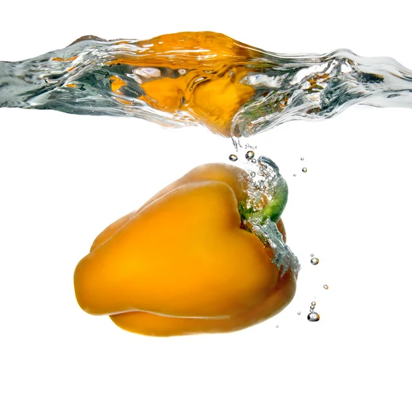 水に落ちた黄色のコショウ — ストック写真