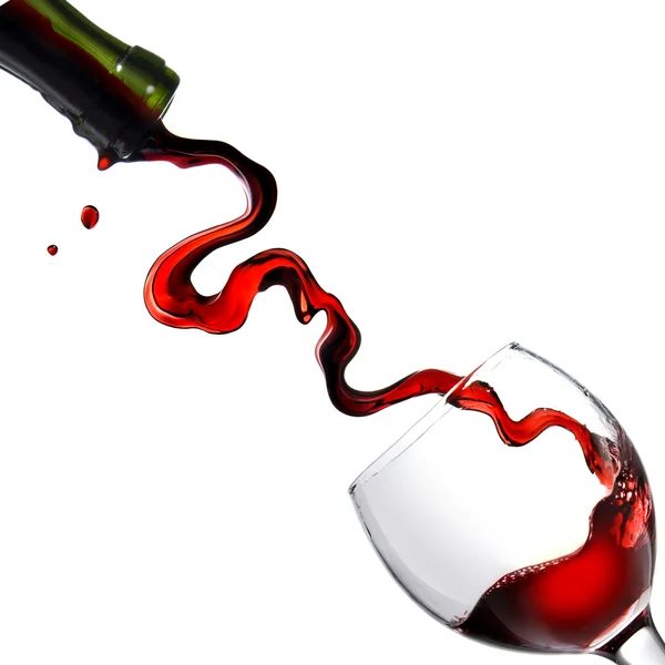 Versare il vino rosso nel calice di vetro Immagini Stock Royalty Free